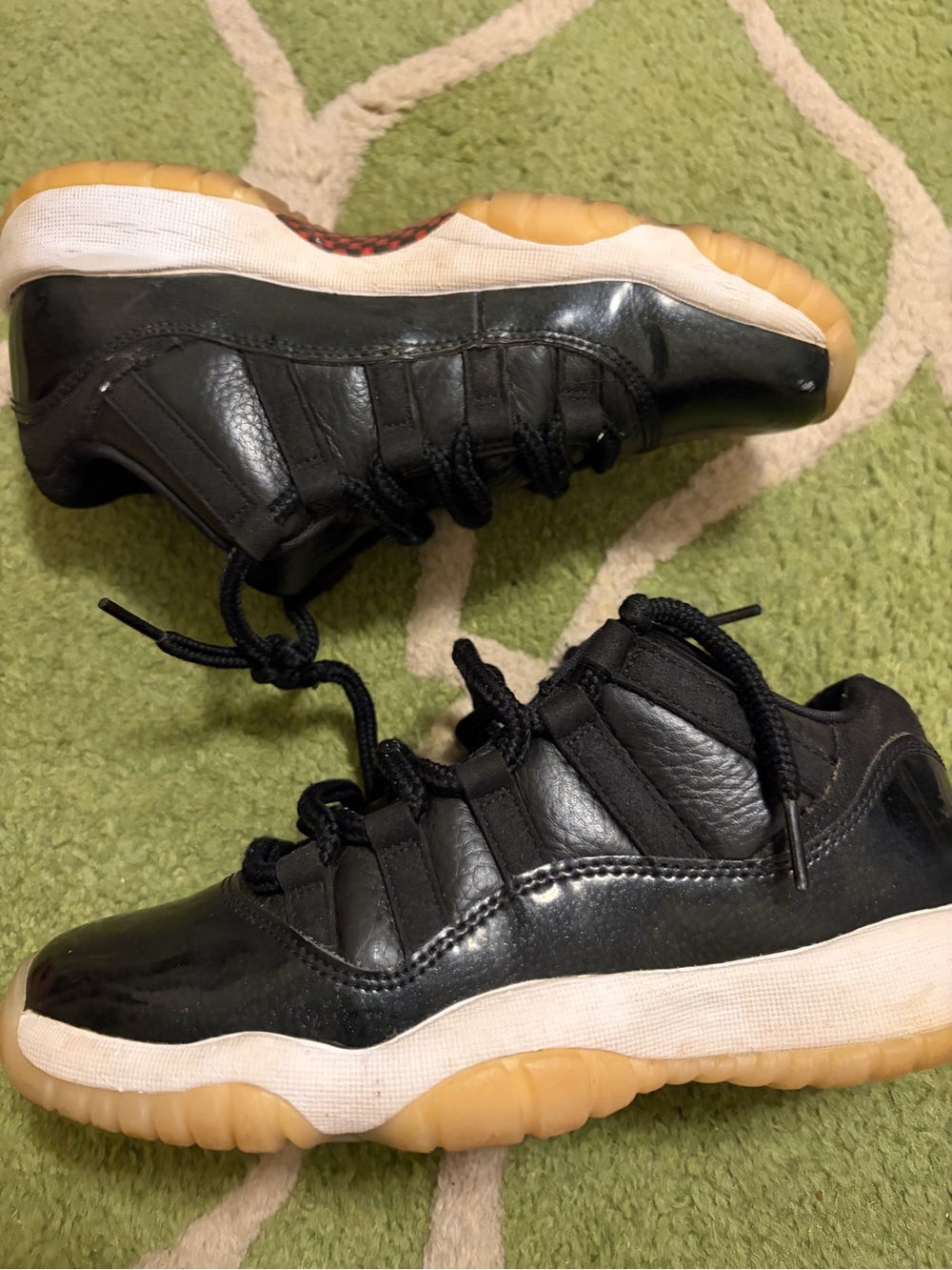 Black low jordan 11’s